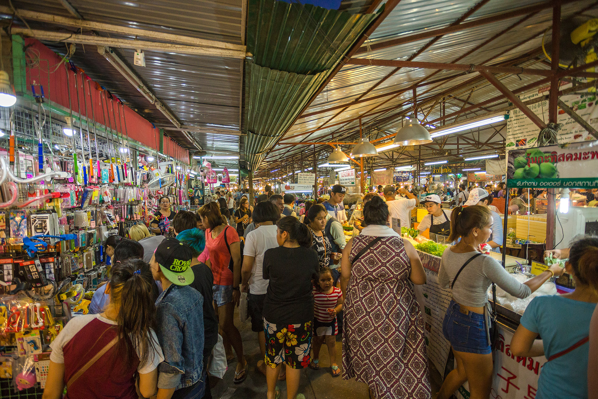 Ночной рынок пхукет. Naka Market Пхукет. Королевский рынок Пхукет. Ночные рынки Пхукета.